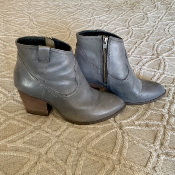 Steve Madden Shoes - Steve Madden Gray Leather Booties EUC